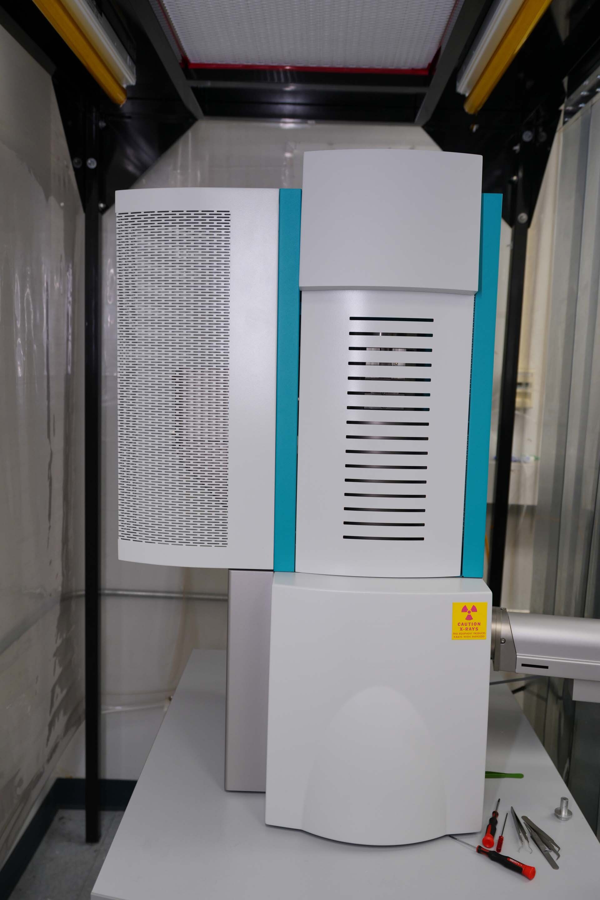 Photo Used TESCAN VEGA III XMH For Sale