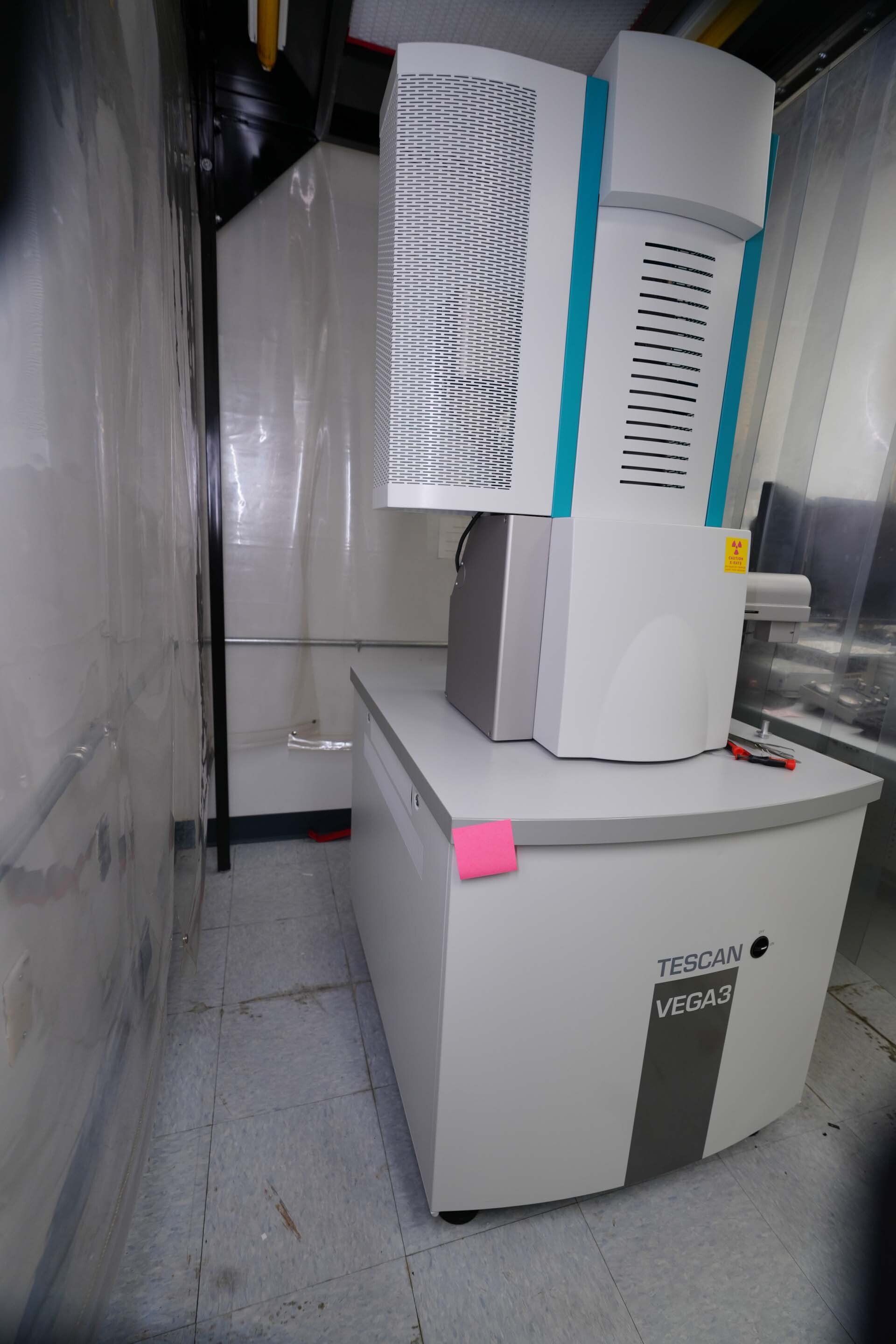 Photo Used TESCAN VEGA III XMH For Sale