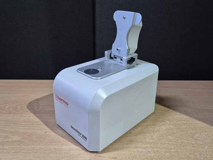 フォト（写真） 使用される THERMO SCIENTIFIC NanoDrop 2000 販売のために