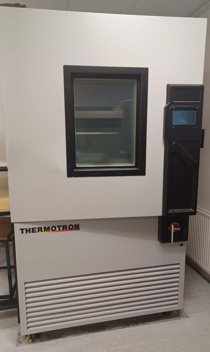 Photo Used THERMOTRON SM-32-2-3-8200 For Sale