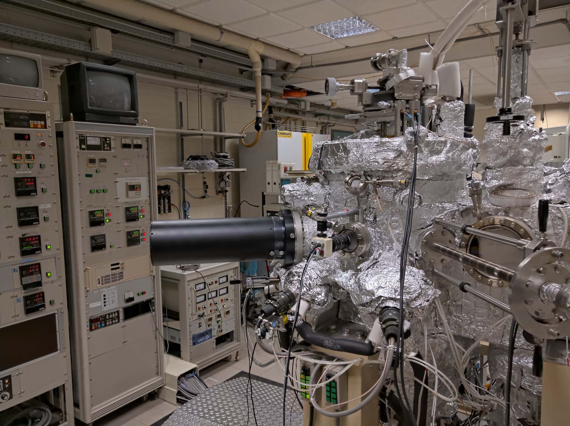 Photo Used ULVAC Molecular Beam Epitaxy (MBE) system For Sale