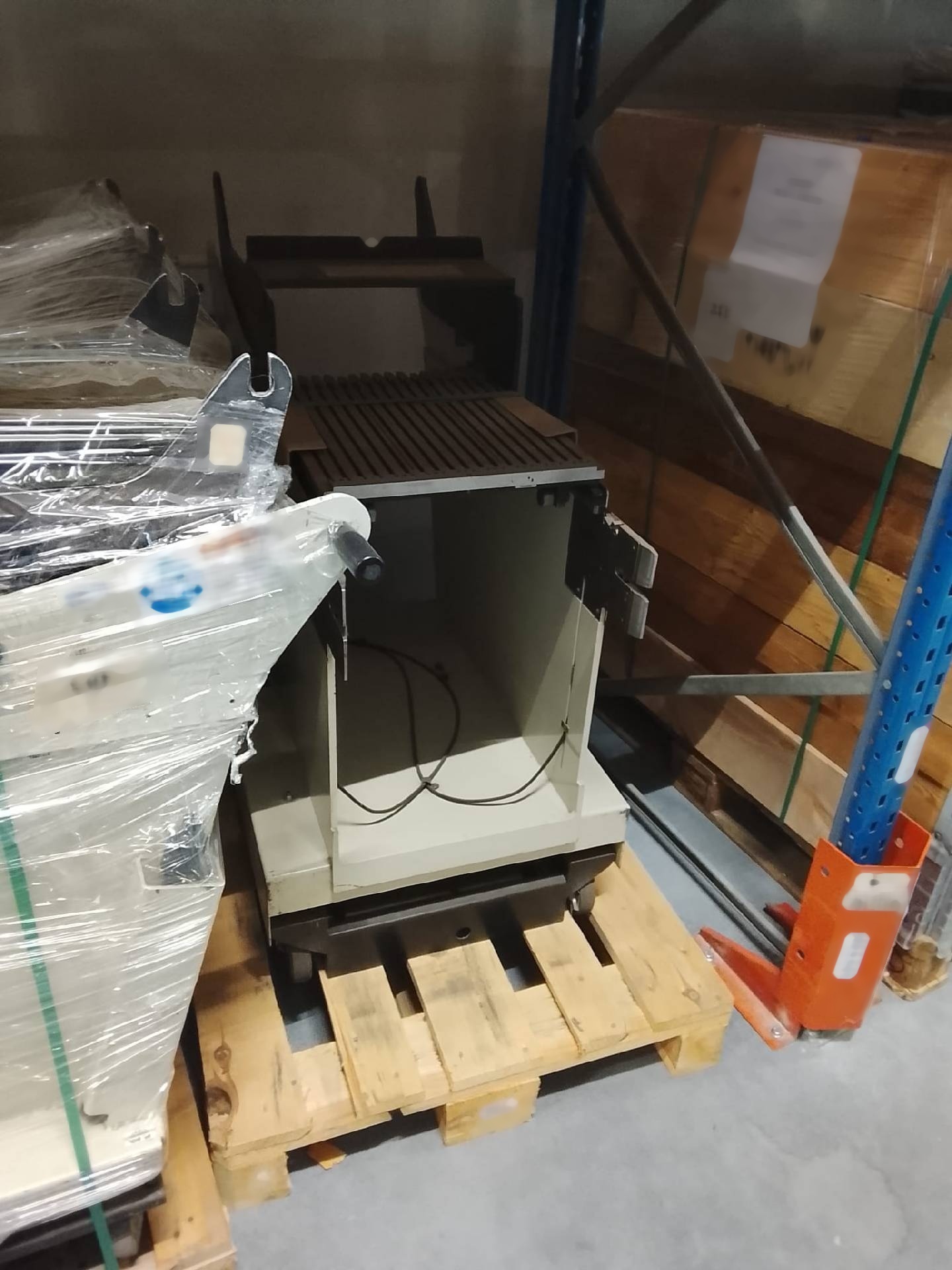 사진 사용됨 UNIVERSAL GENESIS Trolleys 판매용