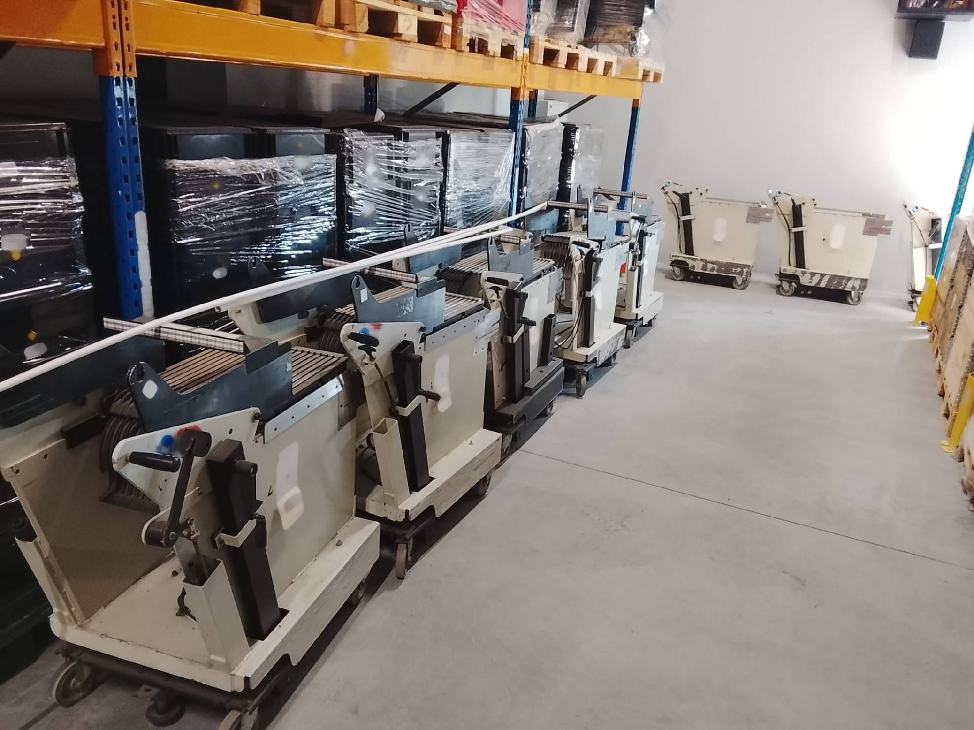 사진 사용됨 UNIVERSAL GENESIS Trolleys 판매용