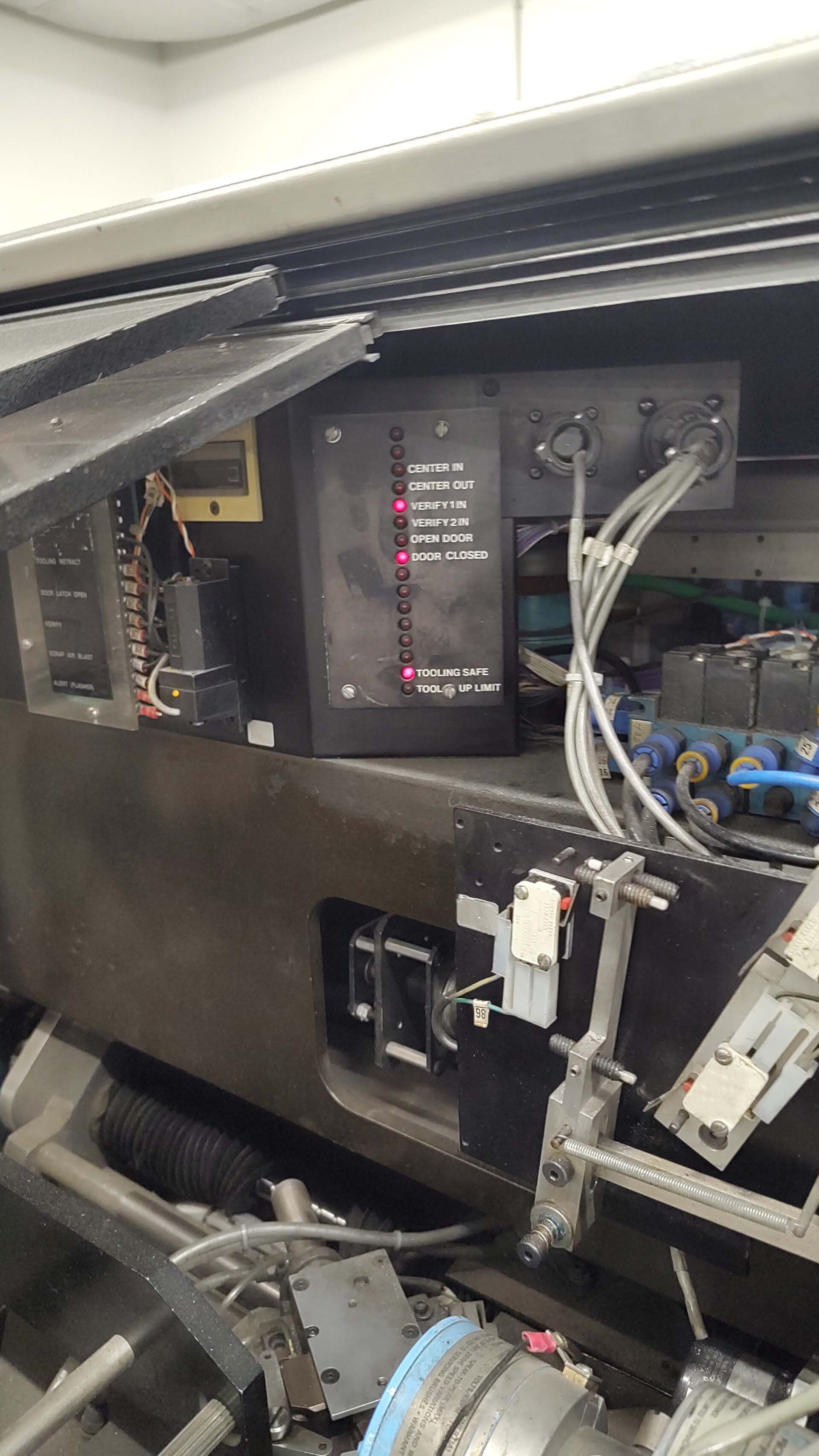 사진 사용됨 UNIVERSAL Axial inserter 판매용