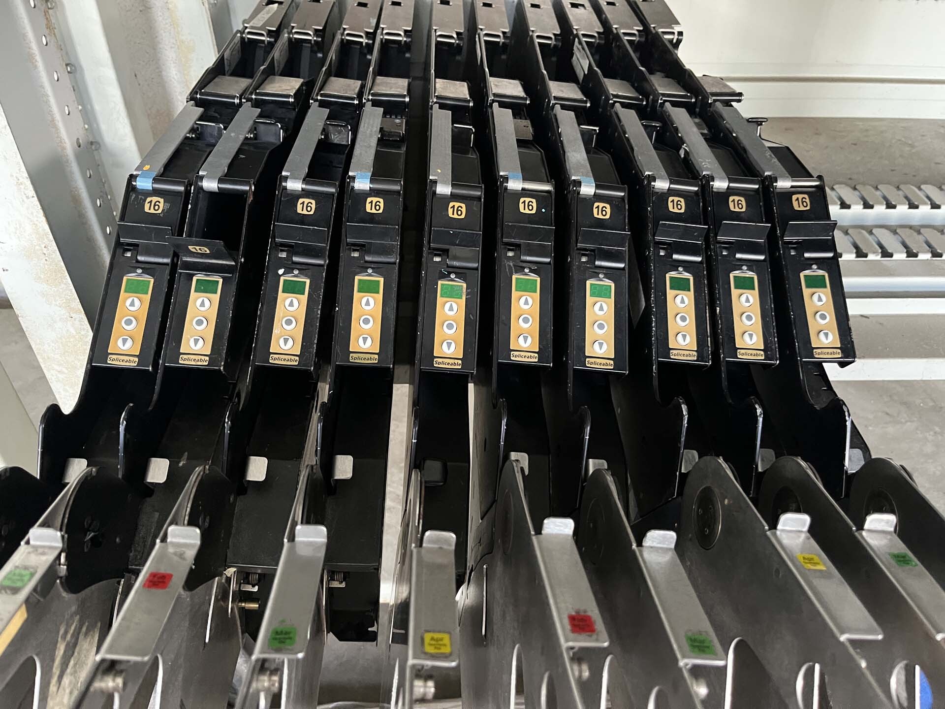사진 사용됨 UNIVERSAL Lot of feeders for Genesis 판매용