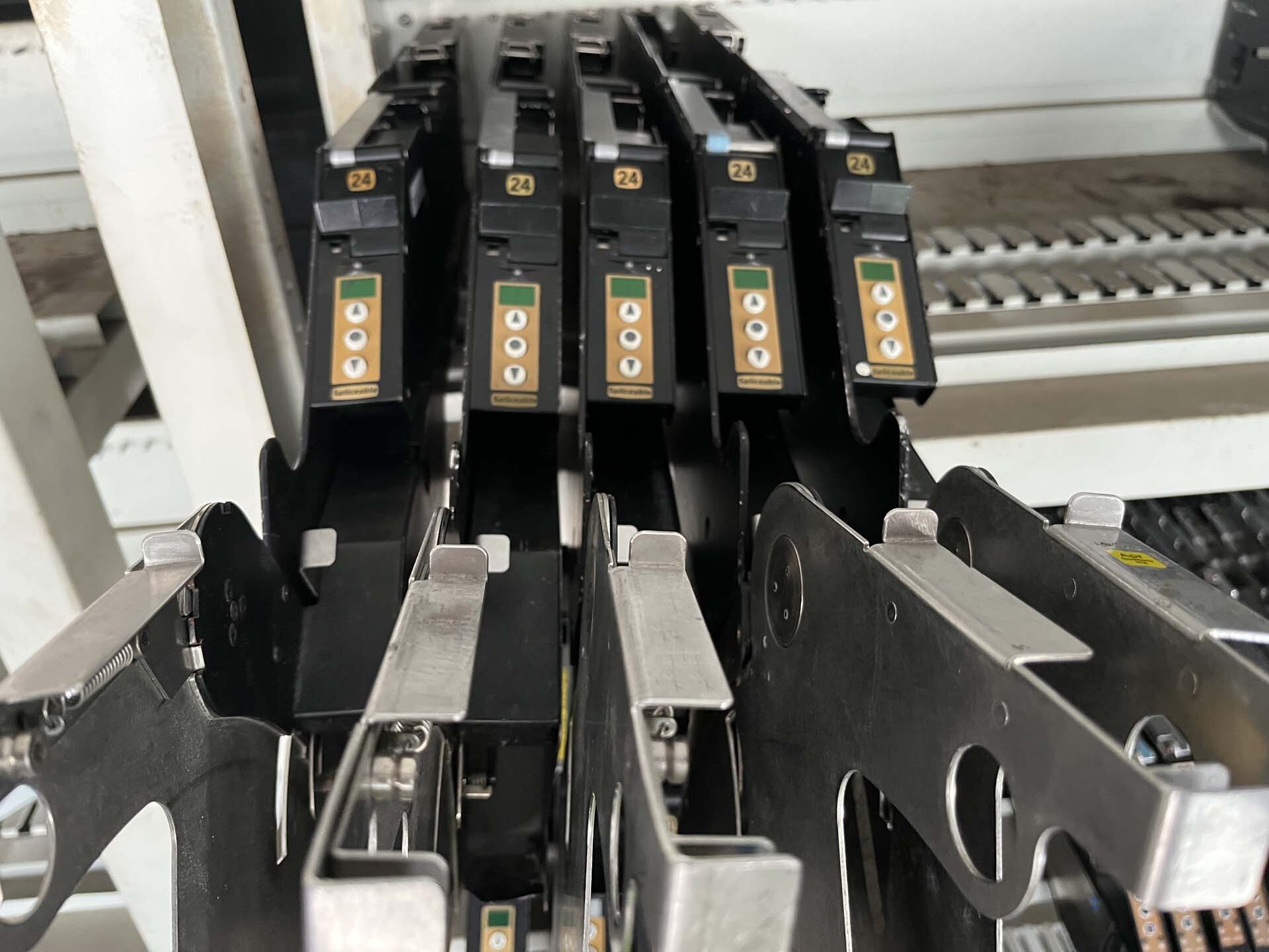 사진 사용됨 UNIVERSAL Lot of feeders for Genesis 판매용
