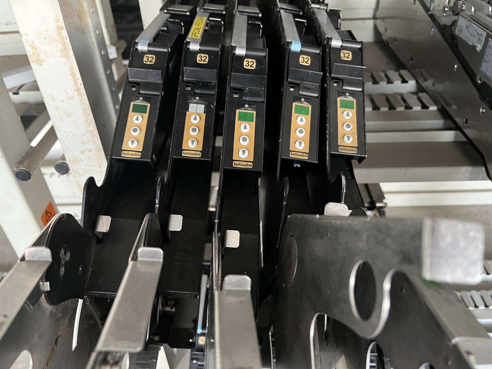 사진 사용됨 UNIVERSAL Lot of feeders for Genesis 판매용