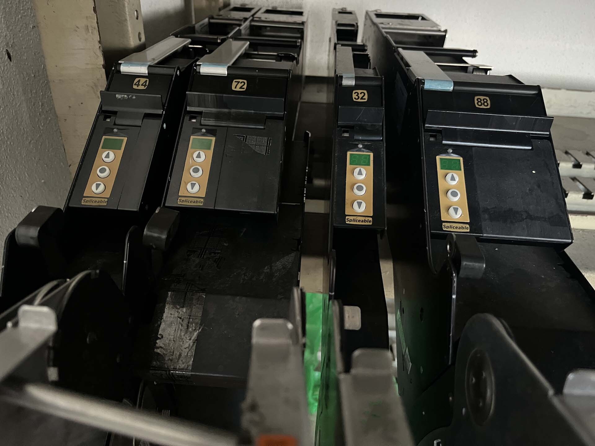 사진 사용됨 UNIVERSAL Lot of feeders for Genesis 판매용
