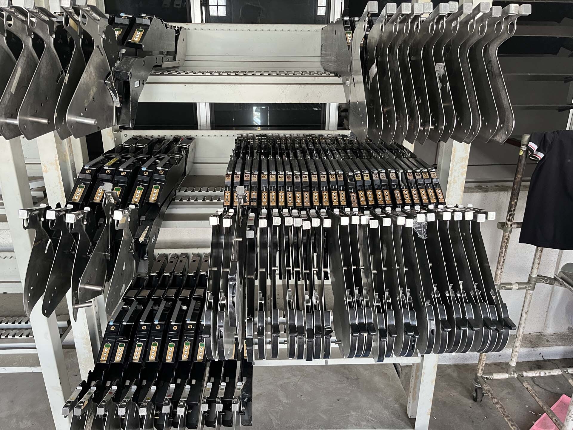 사진 사용됨 UNIVERSAL Lot of feeders for Genesis 판매용