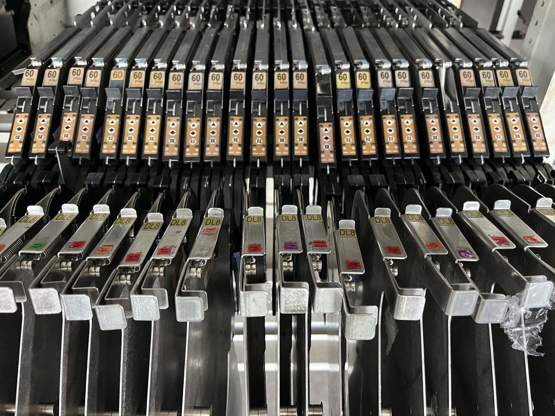 사진 사용됨 UNIVERSAL Lot of feeders for Genesis 판매용