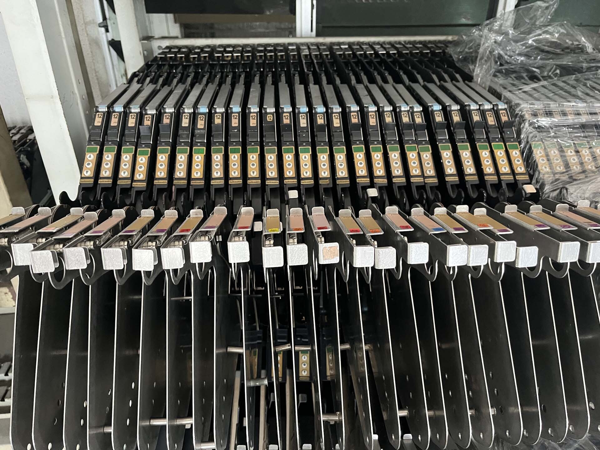 사진 사용됨 UNIVERSAL Lot of feeders for Genesis 판매용