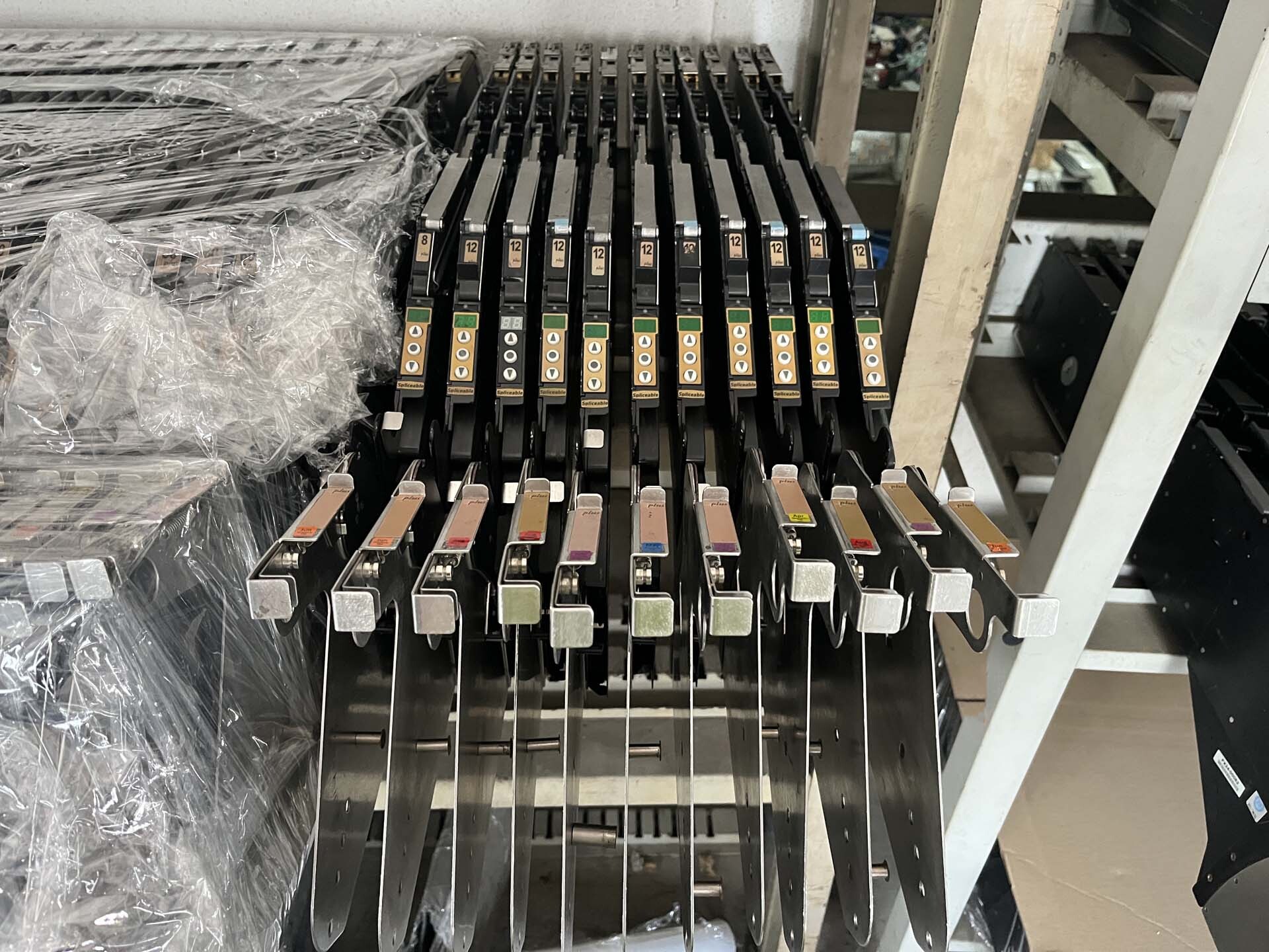 사진 사용됨 UNIVERSAL Lot of feeders for Genesis 판매용
