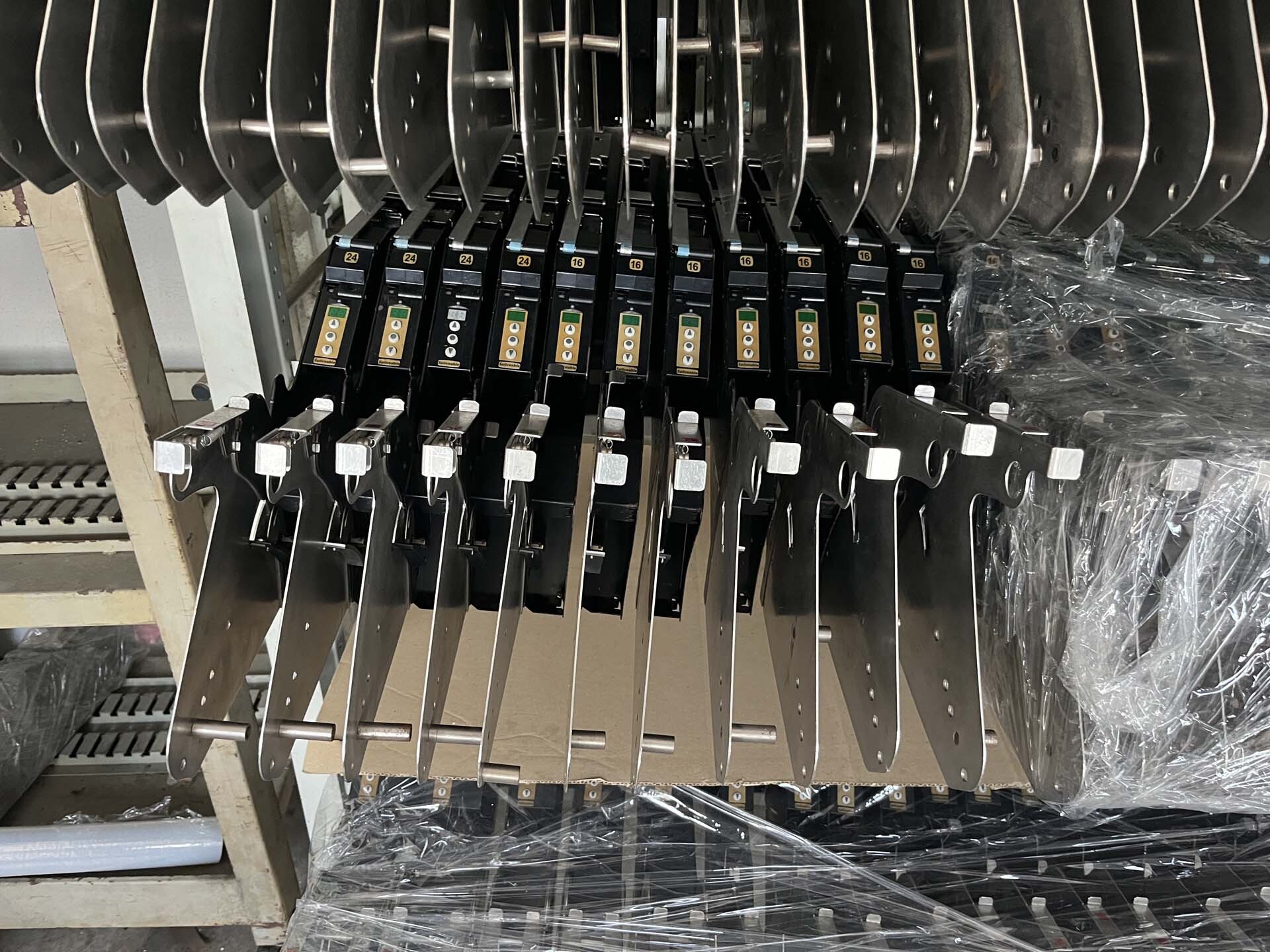 사진 사용됨 UNIVERSAL Lot of feeders for Genesis 판매용