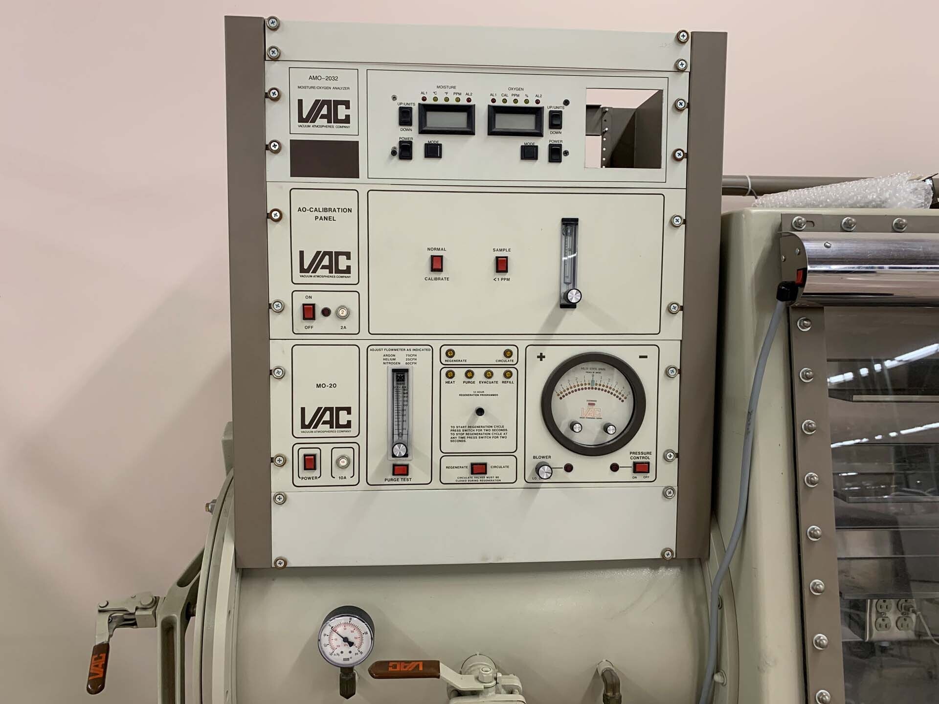 Photo Used VACUUM ATMOSPHERES MO-20-SSG For Sale
