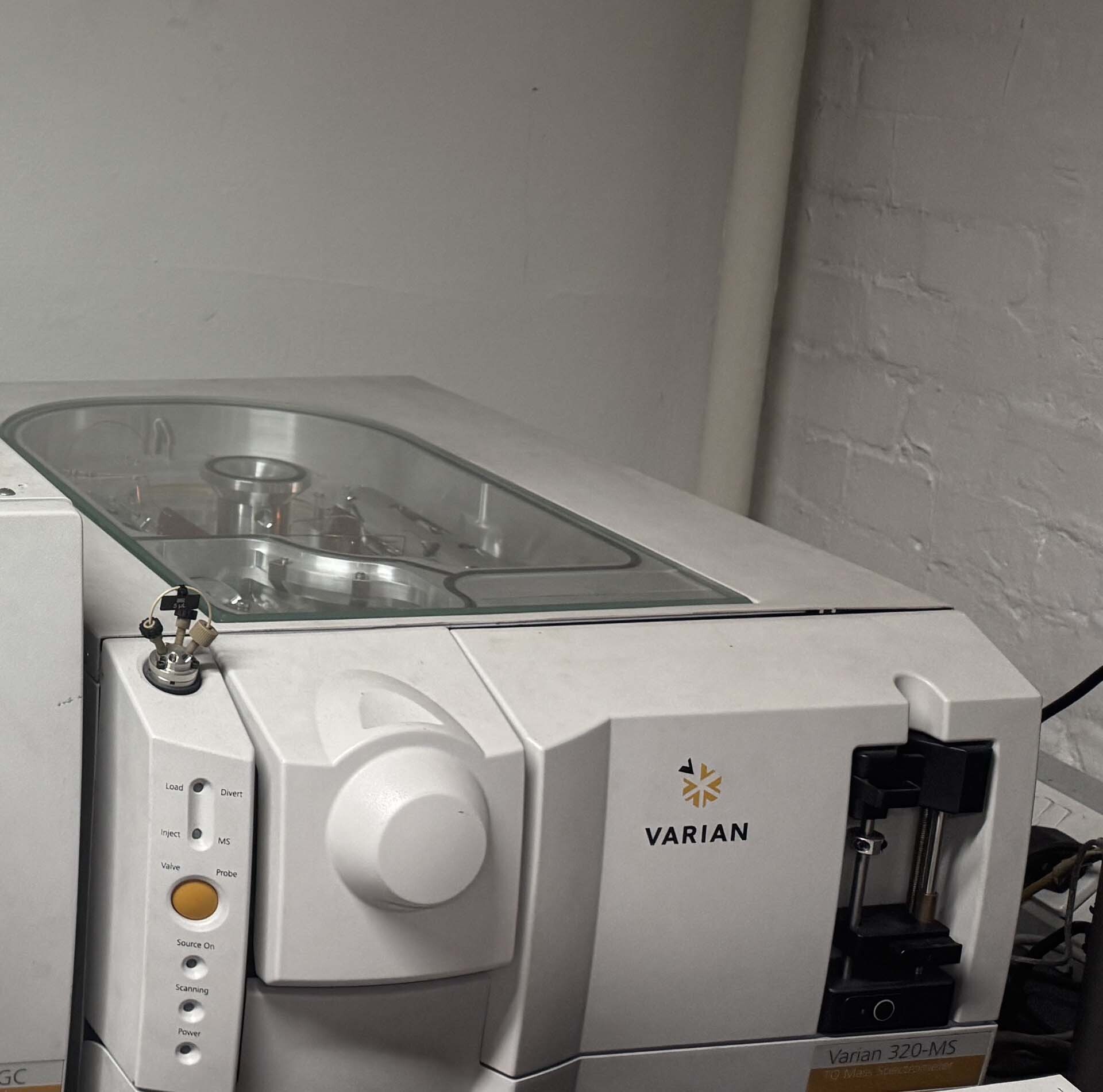 Foto Verwendet VARIAN 320-MS Zum Verkauf