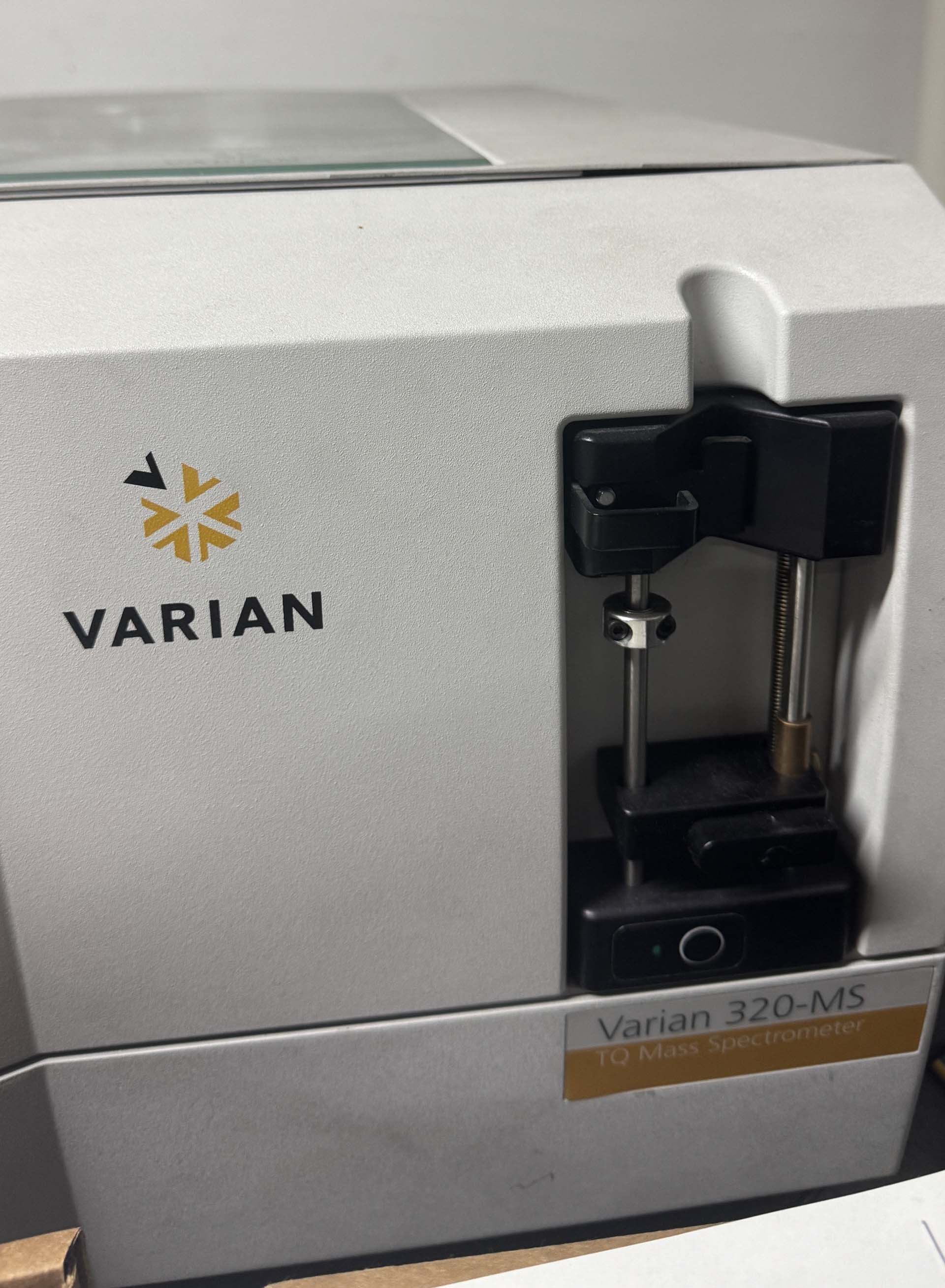 Foto Verwendet VARIAN 320-MS Zum Verkauf