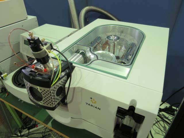 Photo Used VARIAN 325-LC/MS/MS For Sale