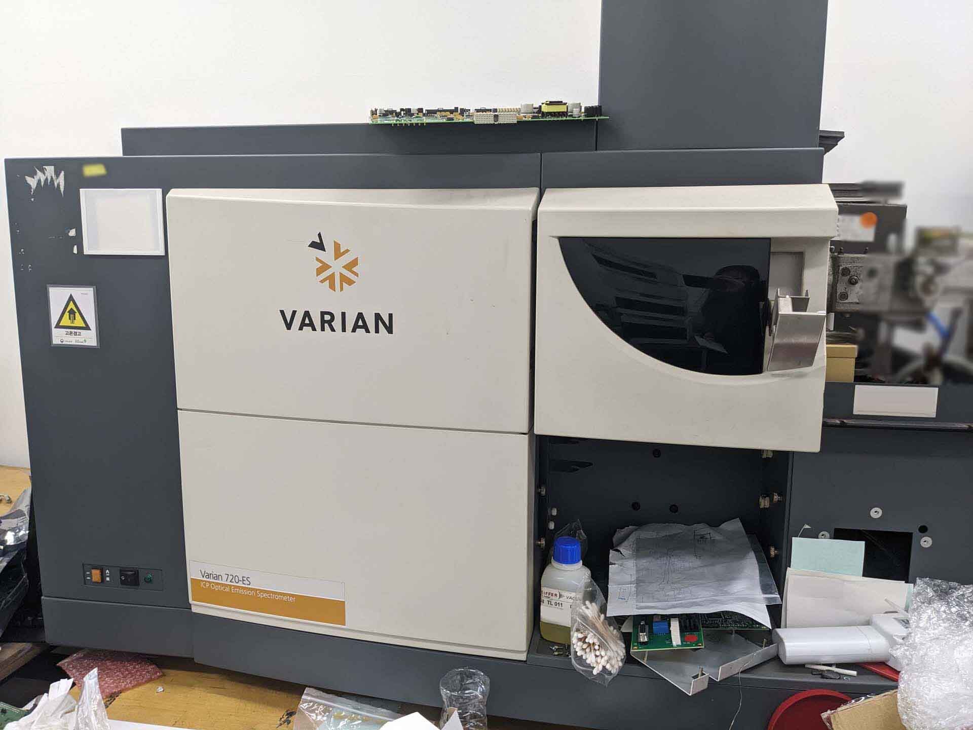 Photo Used VARIAN 720-ES For Sale