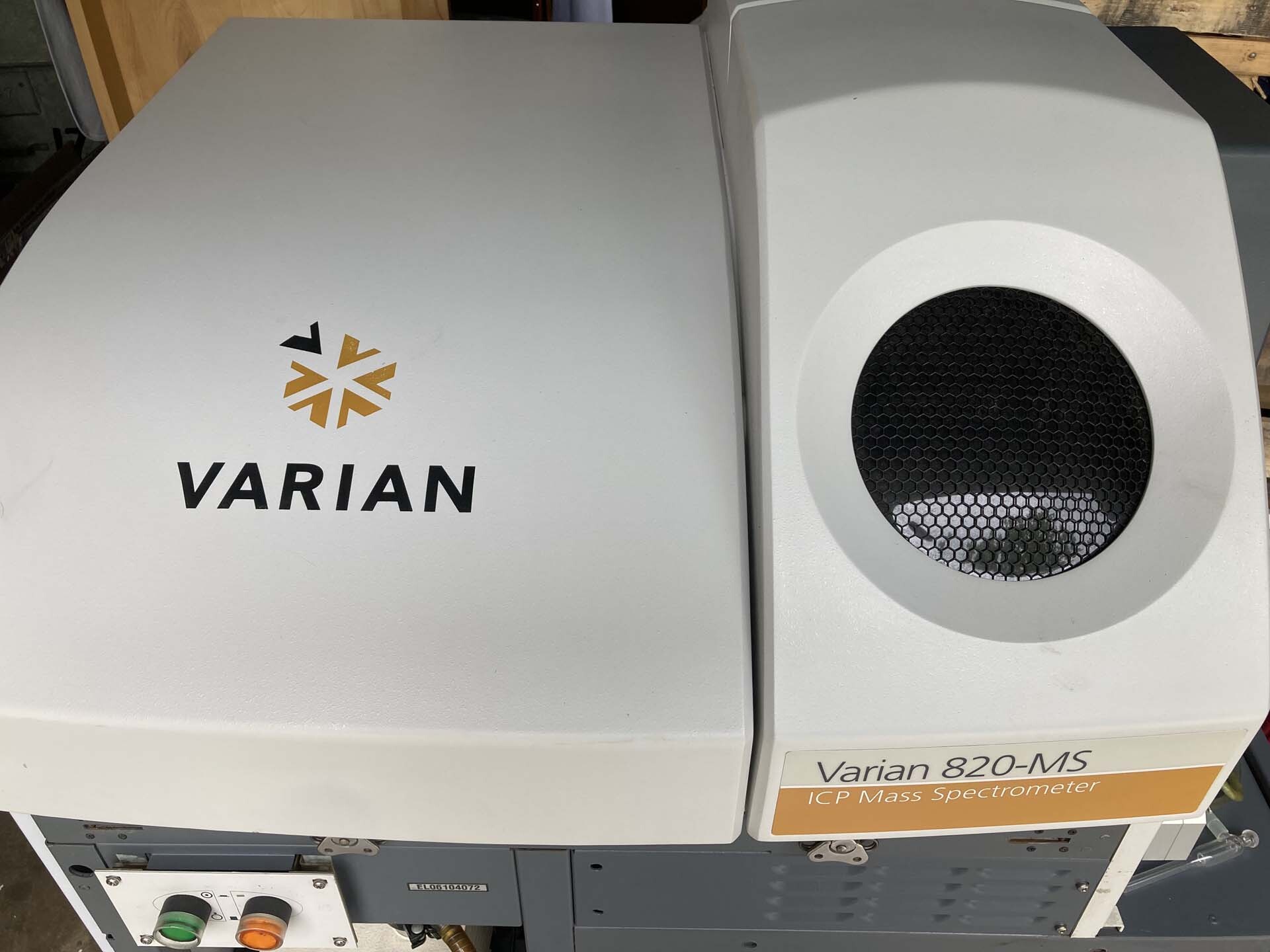 사진 사용됨 VARIAN 820-MS 판매용