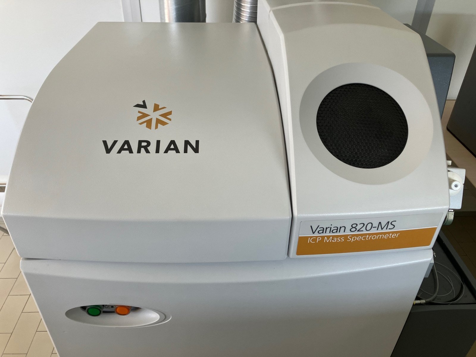 사진 사용됨 VARIAN 820-MS 판매용