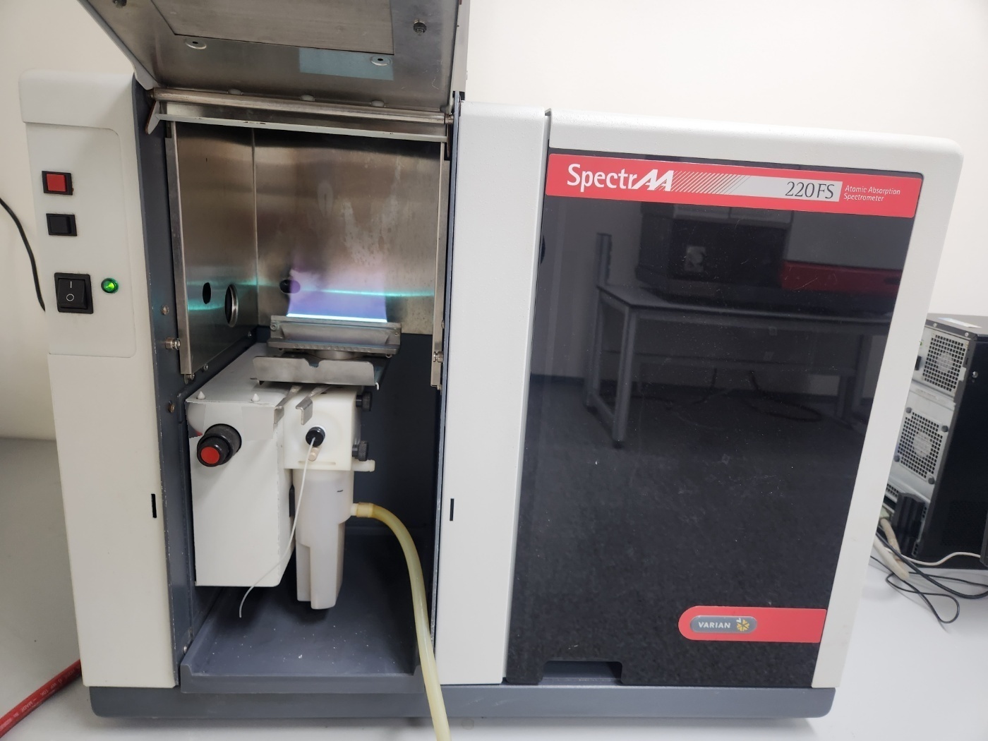 Foto Verwendet VARIAN SpectrAA 220FS Zum Verkauf