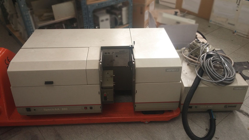 Photo Utilisé VARIAN SpectrAA 880 À vendre