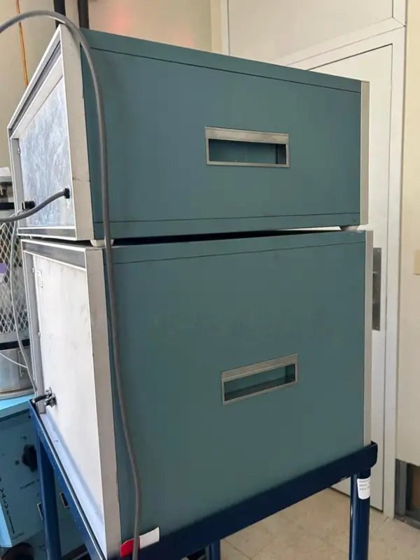 Photo Used VARIOUS Lot of (2) laboratory equipment For Sale