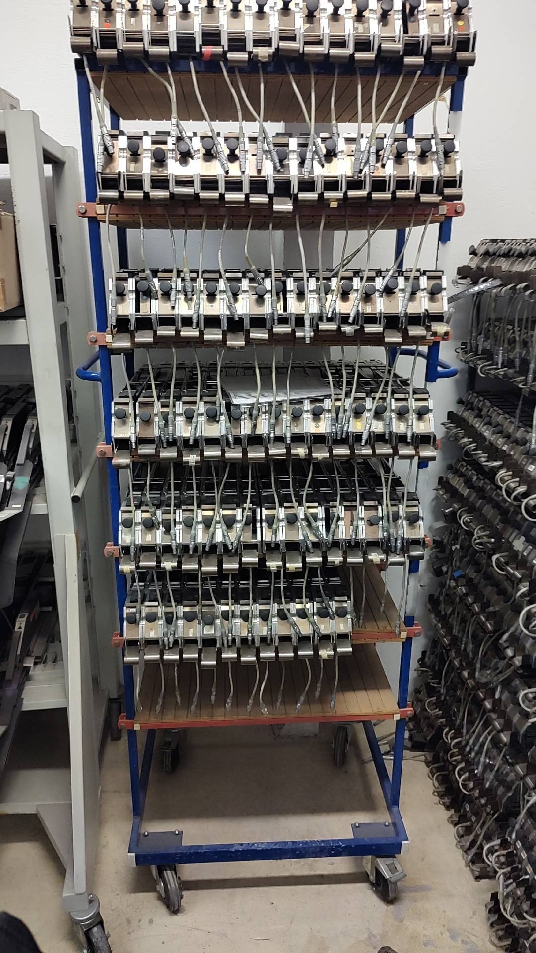 Foto Verwendet VARIOUS Lot of ASM Silver, Gold, Vibration feeders for S series Zum Verkauf