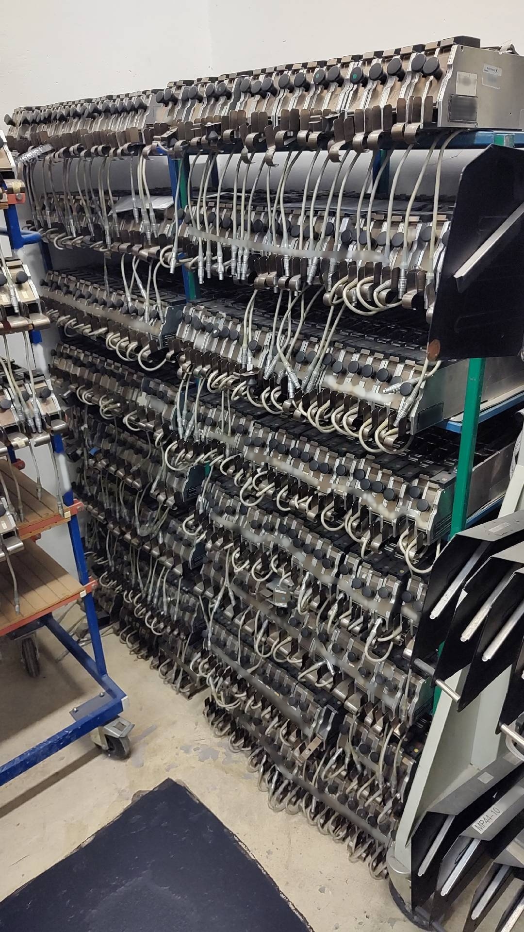Foto Verwendet VARIOUS Lot of ASM Silver, Gold, Vibration feeders for S series Zum Verkauf
