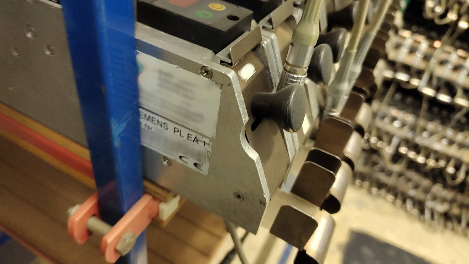 Foto Verwendet VARIOUS Lot of ASM Silver, Gold, Vibration feeders for S series Zum Verkauf