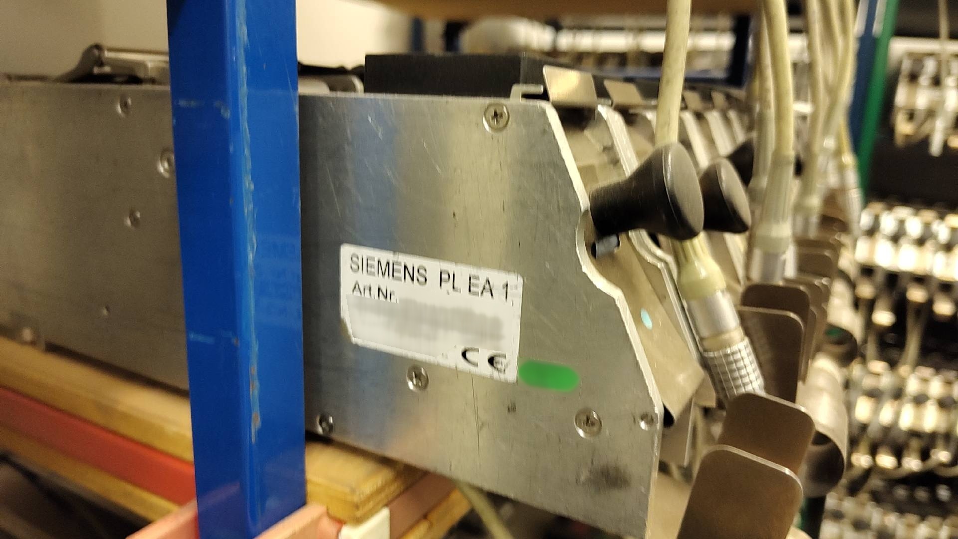 Foto Verwendet VARIOUS Lot of ASM Silver, Gold, Vibration feeders for S series Zum Verkauf