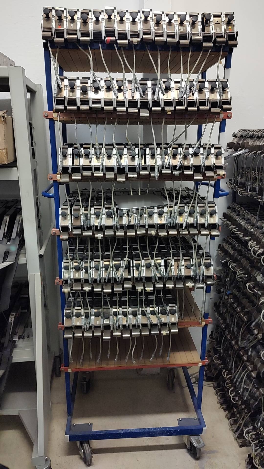 Foto Verwendet VARIOUS Lot of ASM Silver, Gold, Vibration feeders for S series Zum Verkauf