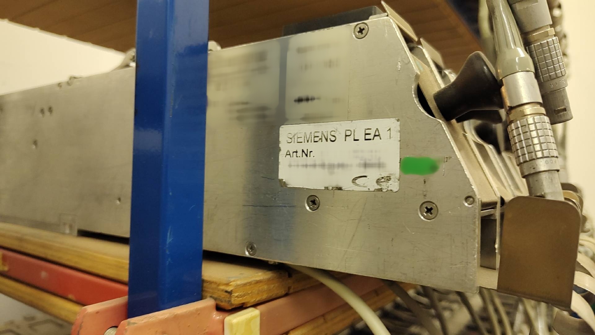 Foto Verwendet VARIOUS Lot of ASM Silver, Gold, Vibration feeders for S series Zum Verkauf