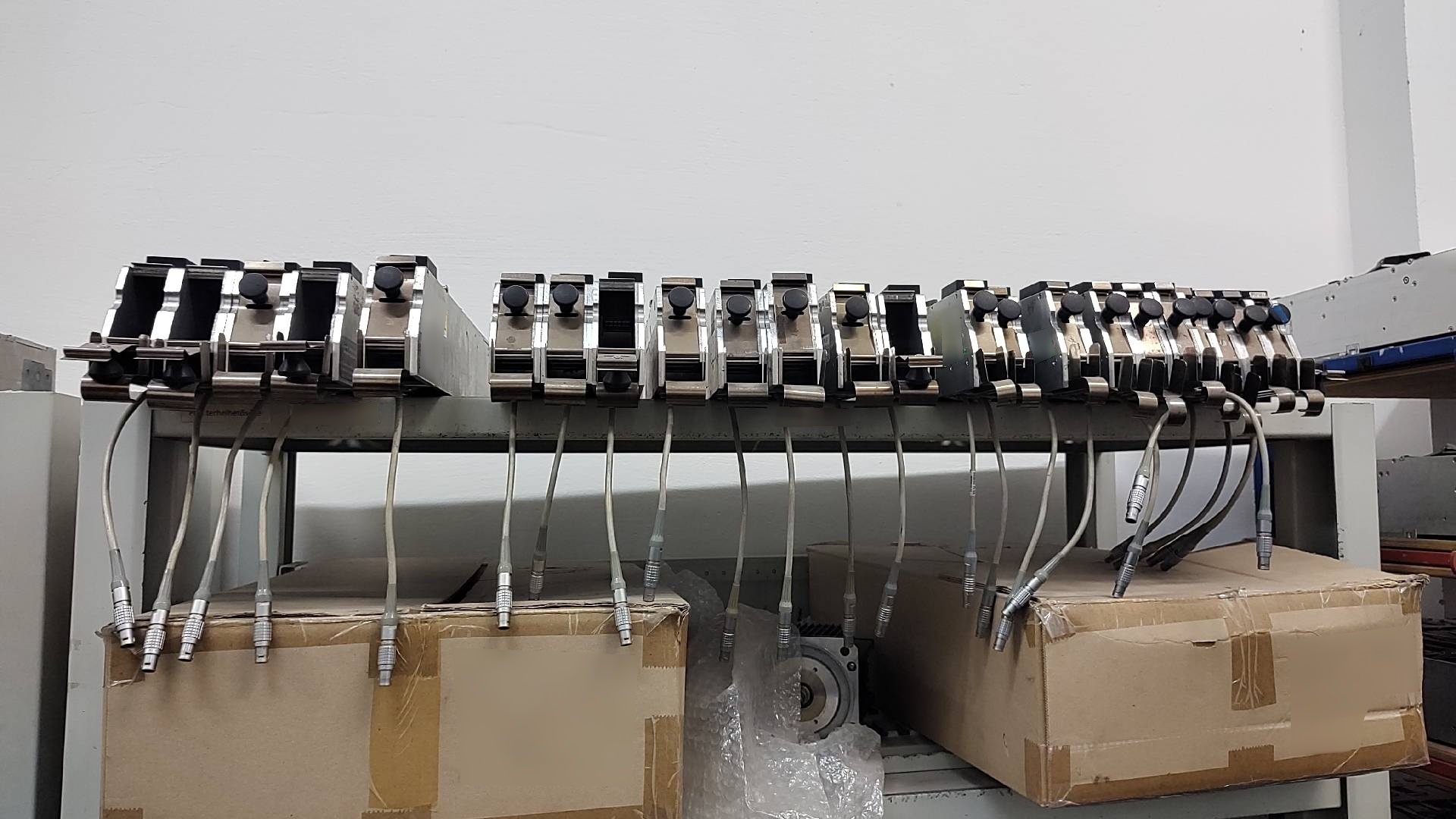 Foto Verwendet VARIOUS Lot of ASM Silver, Gold, Vibration feeders for S series Zum Verkauf