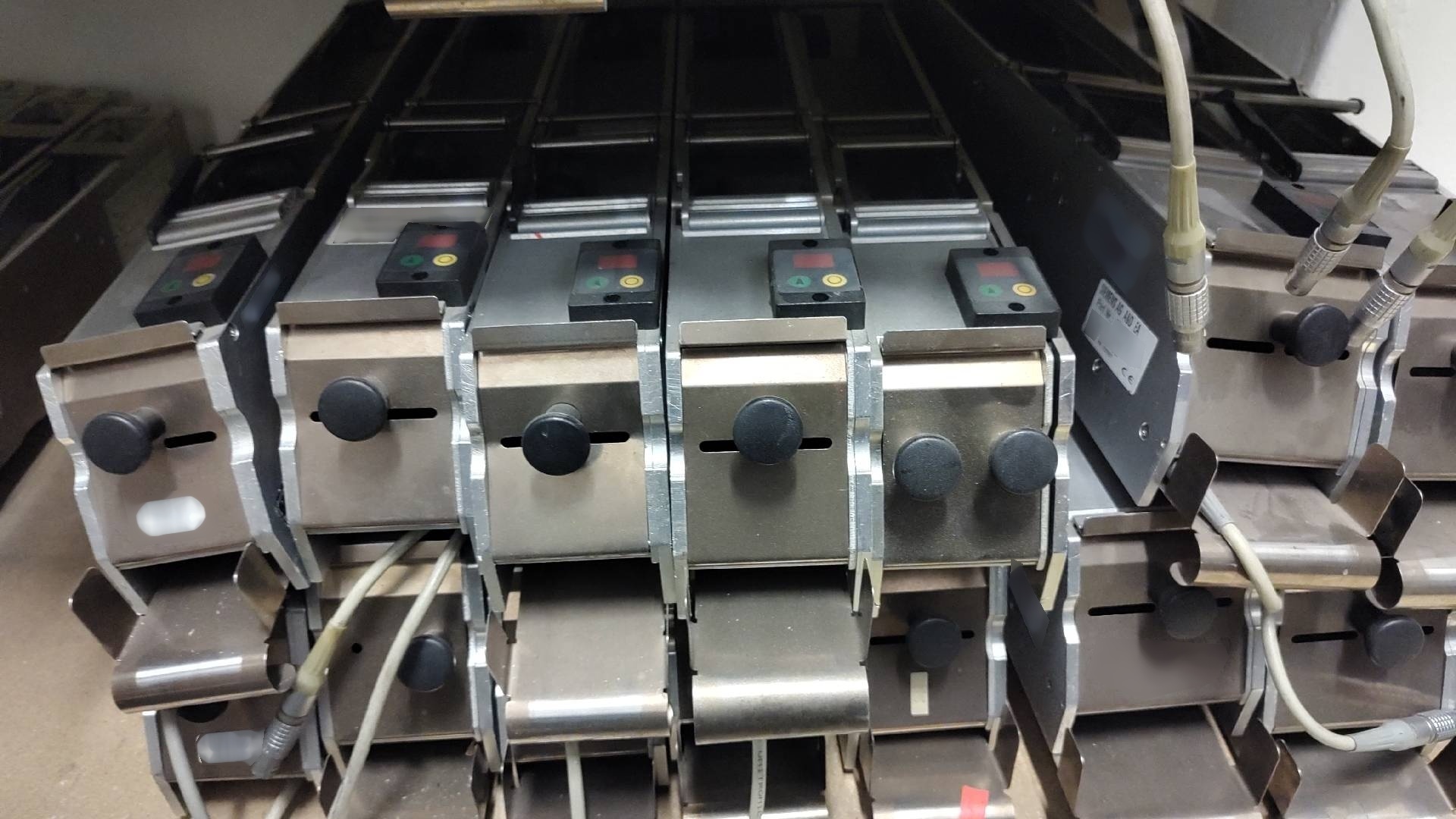 Foto Verwendet VARIOUS Lot of ASM Silver, Gold, Vibration feeders for S series Zum Verkauf