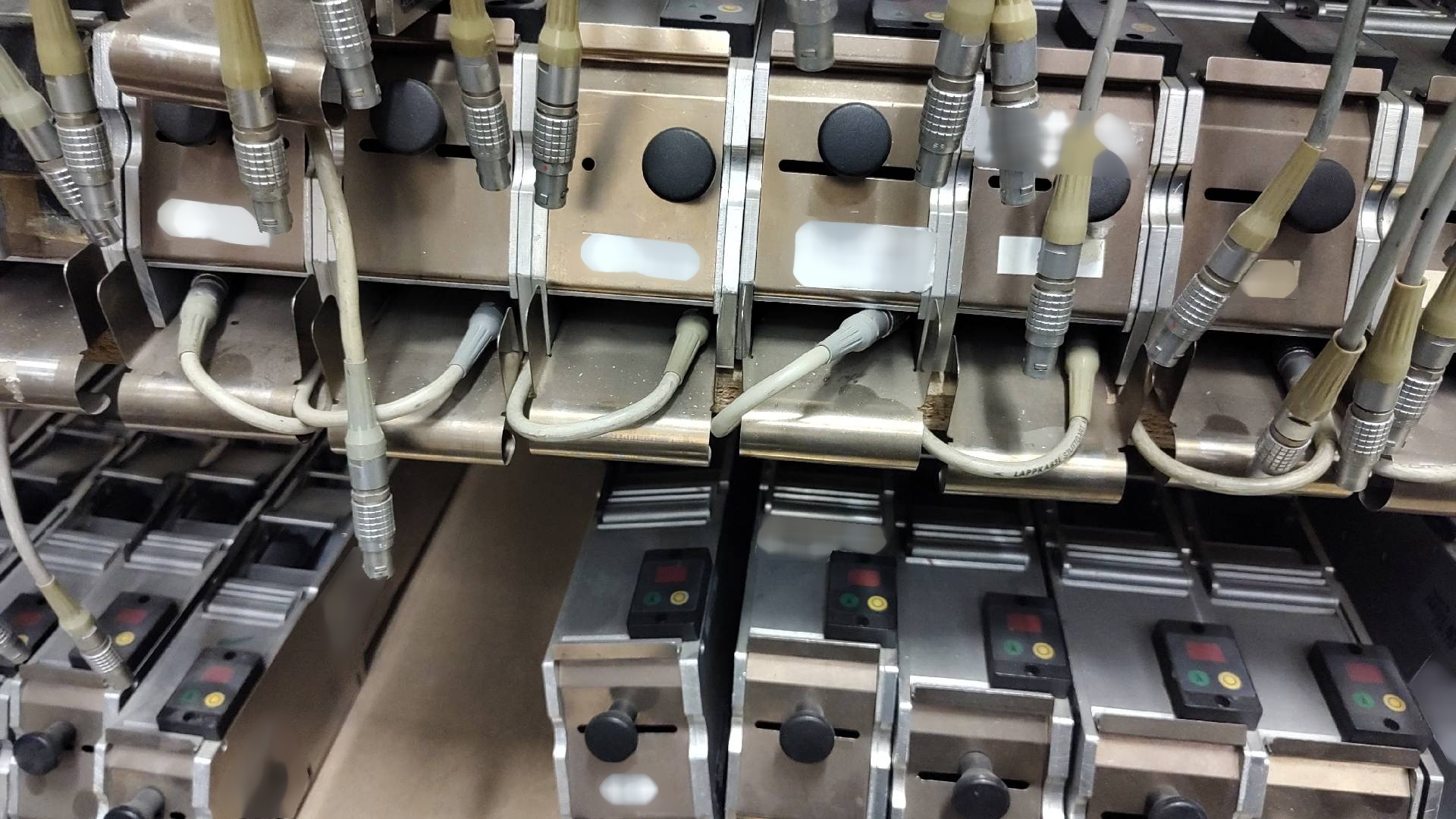 Foto Verwendet VARIOUS Lot of ASM Silver, Gold, Vibration feeders for S series Zum Verkauf