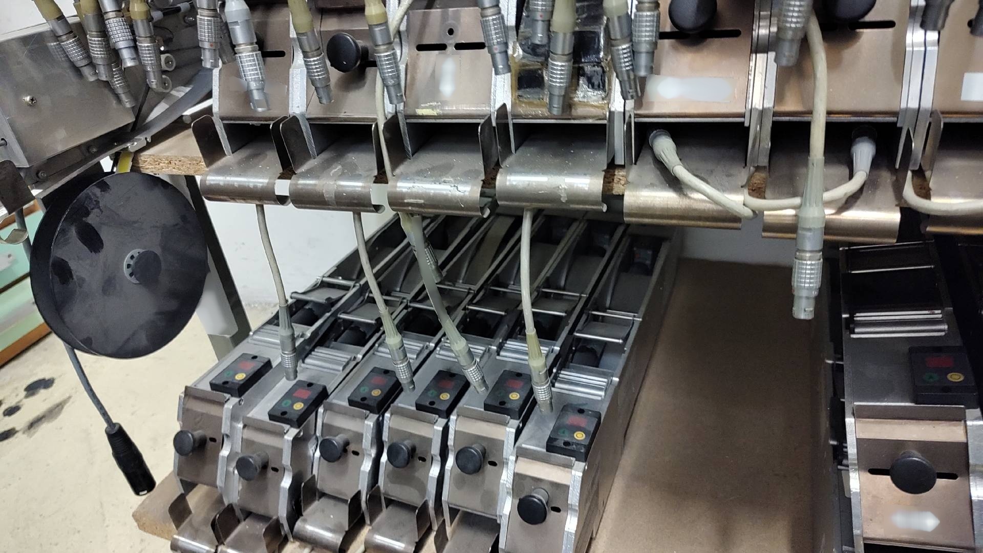 Foto Verwendet VARIOUS Lot of ASM Silver, Gold, Vibration feeders for S series Zum Verkauf