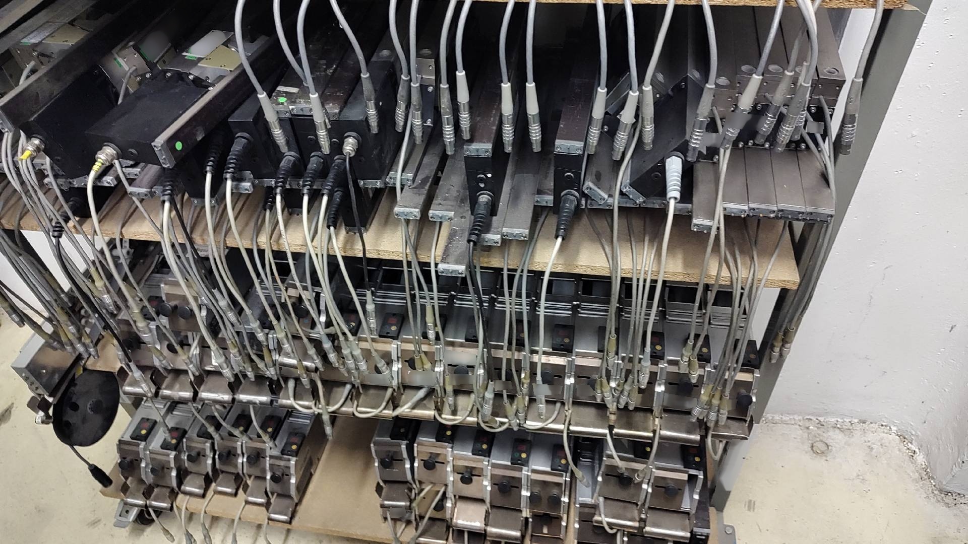 Foto Verwendet VARIOUS Lot of ASM Silver, Gold, Vibration feeders for S series Zum Verkauf