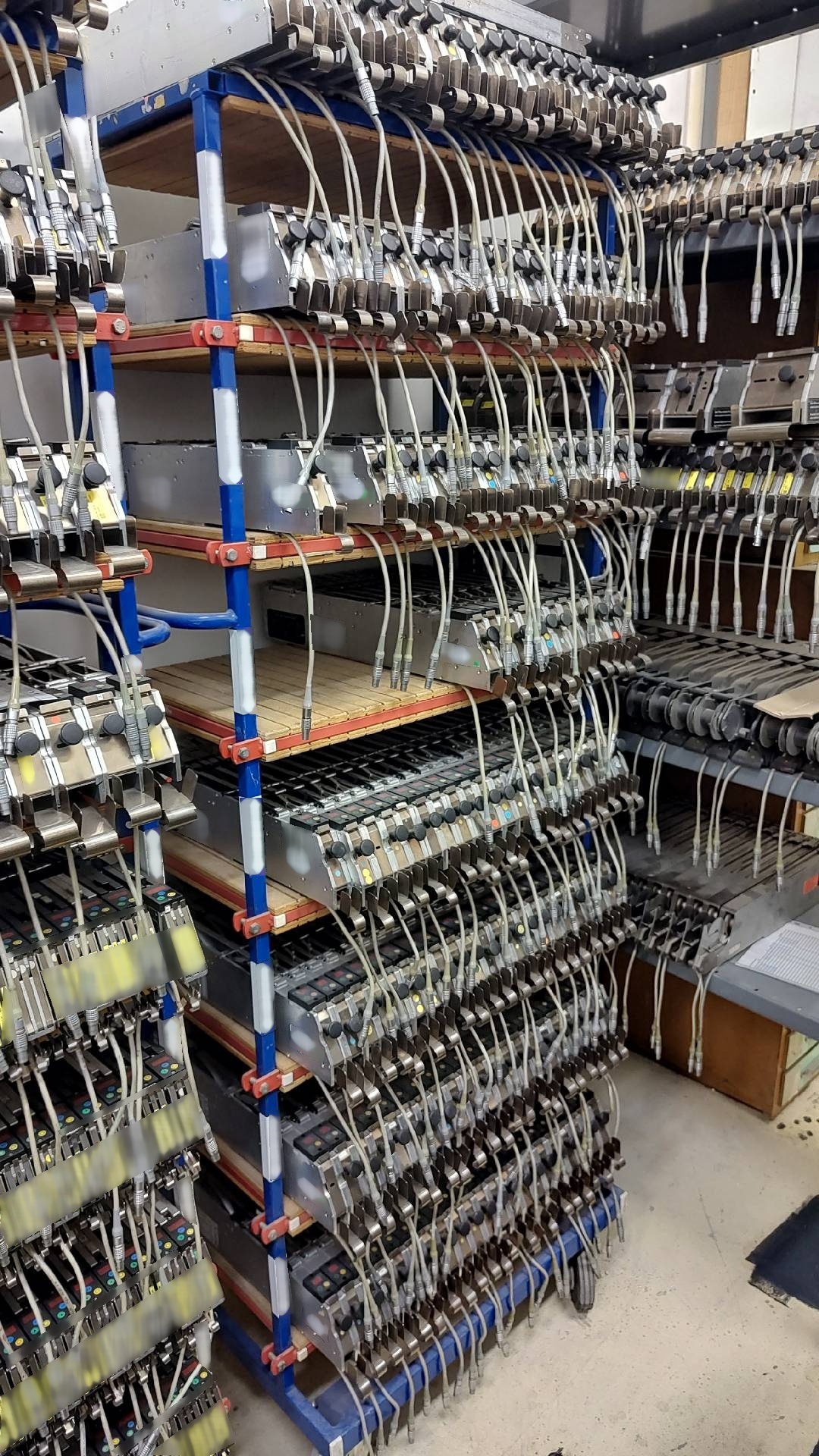 Foto Verwendet VARIOUS Lot of ASM Silver, Gold, Vibration feeders for S series Zum Verkauf