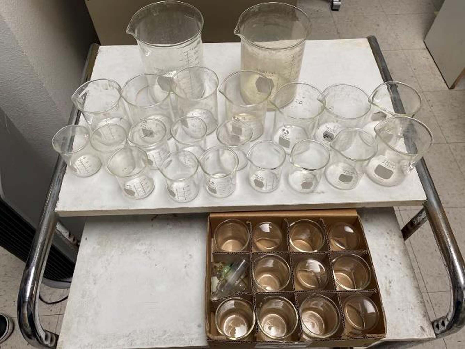 Photo Used VARIOUS Lot of beakers For Sale