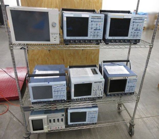 Foto Verwendet VARIOUS Lot of electronic test equipment Zum Verkauf