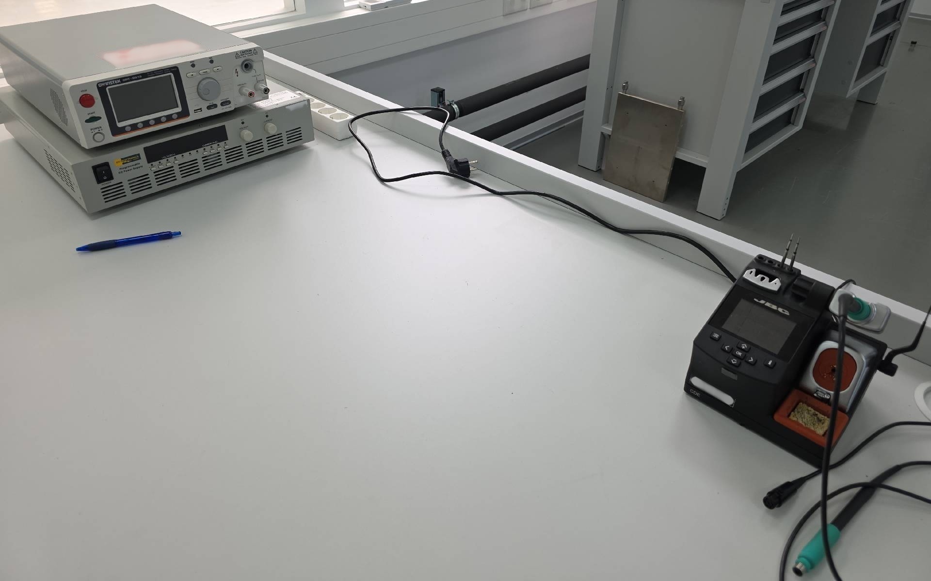 Photo Used VARIOUS Lot of electronic test equipment For Sale