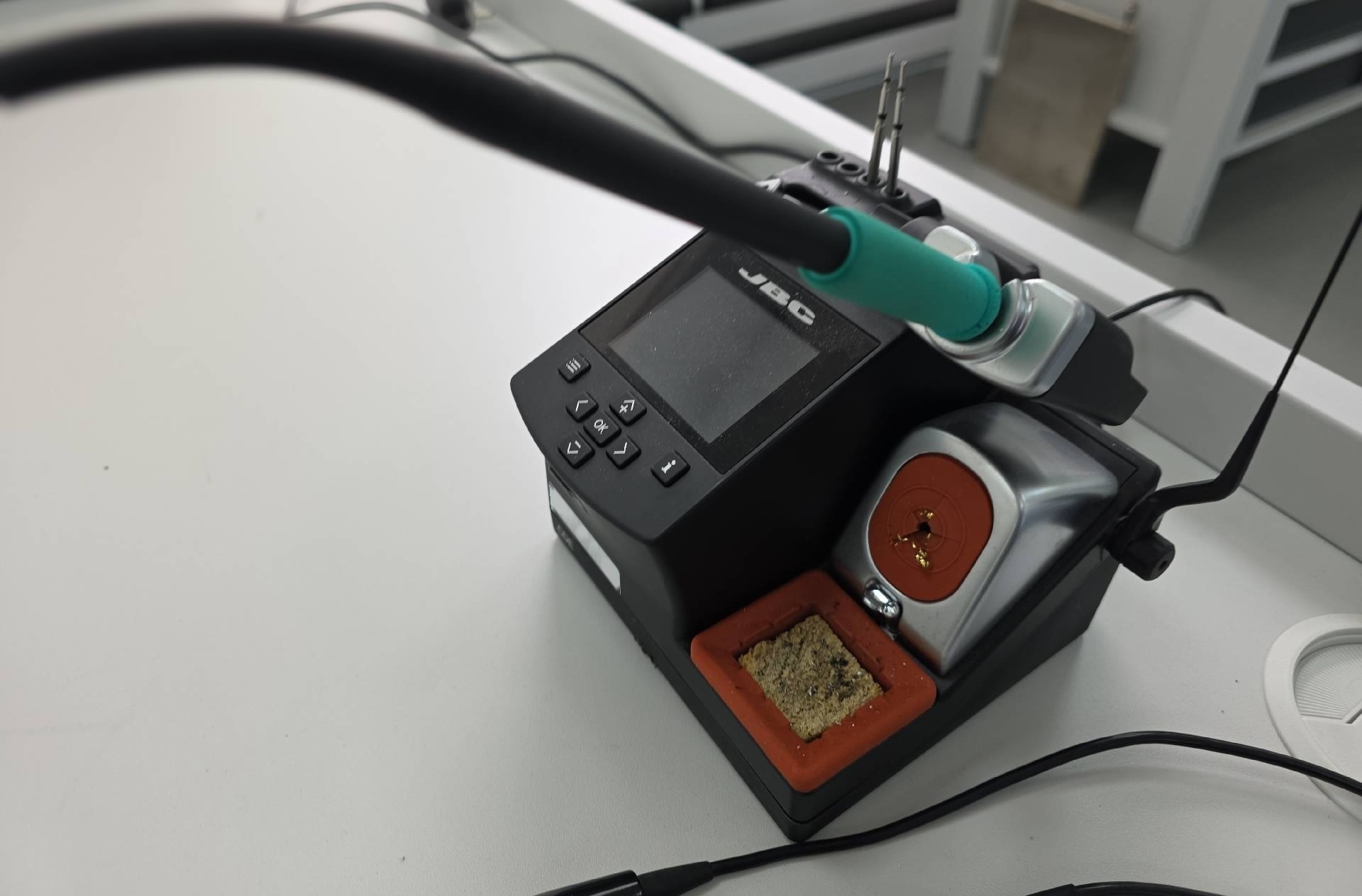Photo Used VARIOUS Lot of electronic test equipment For Sale