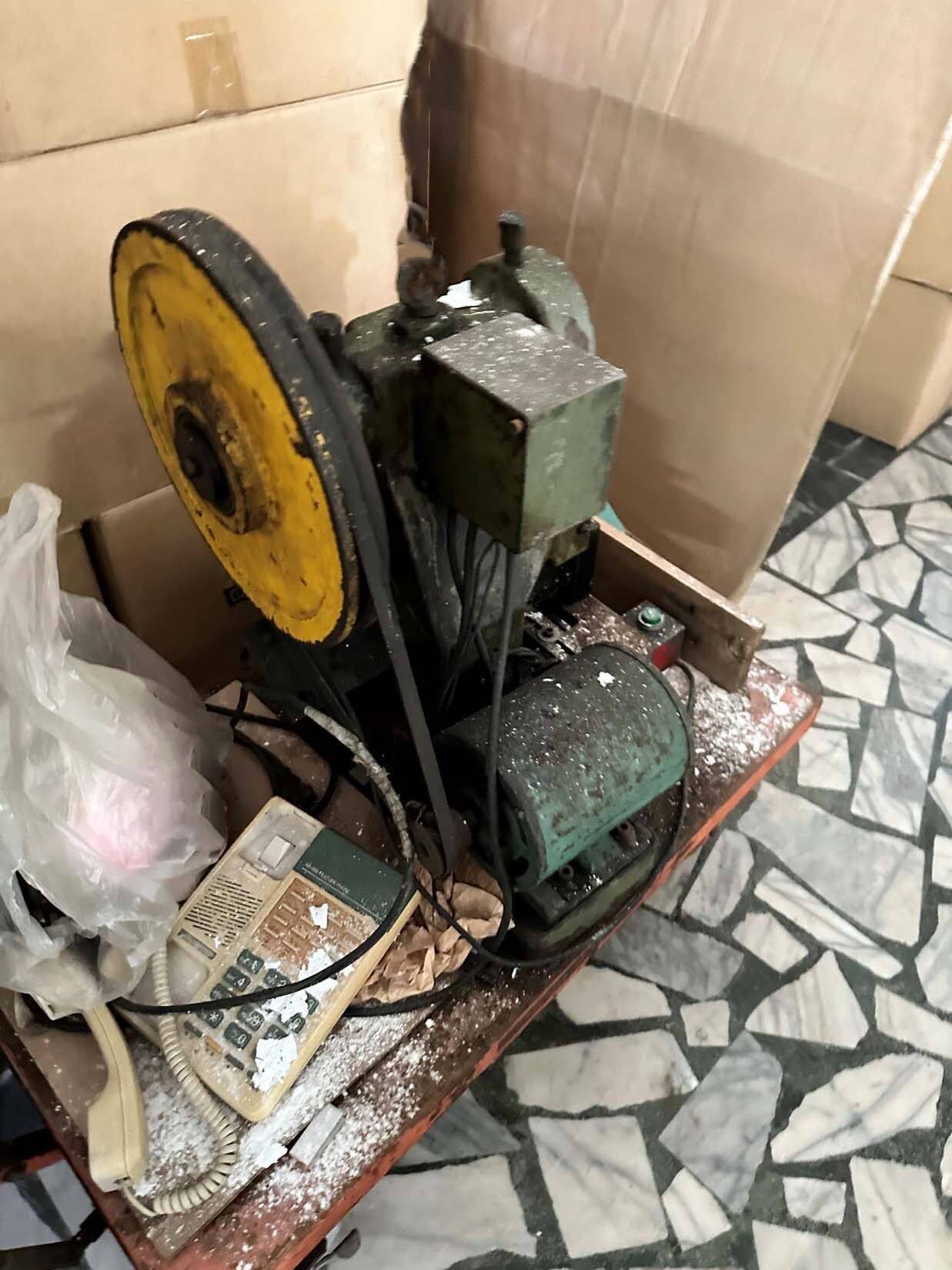 사진 사용됨 VARIOUS Lot of equipment 판매용