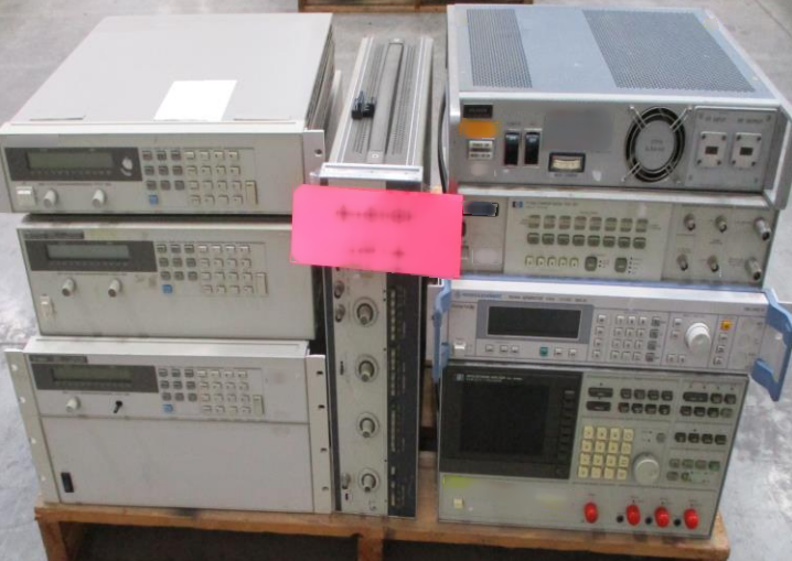 Foto Verwendet VARIOUS Lot of equipment Zum Verkauf