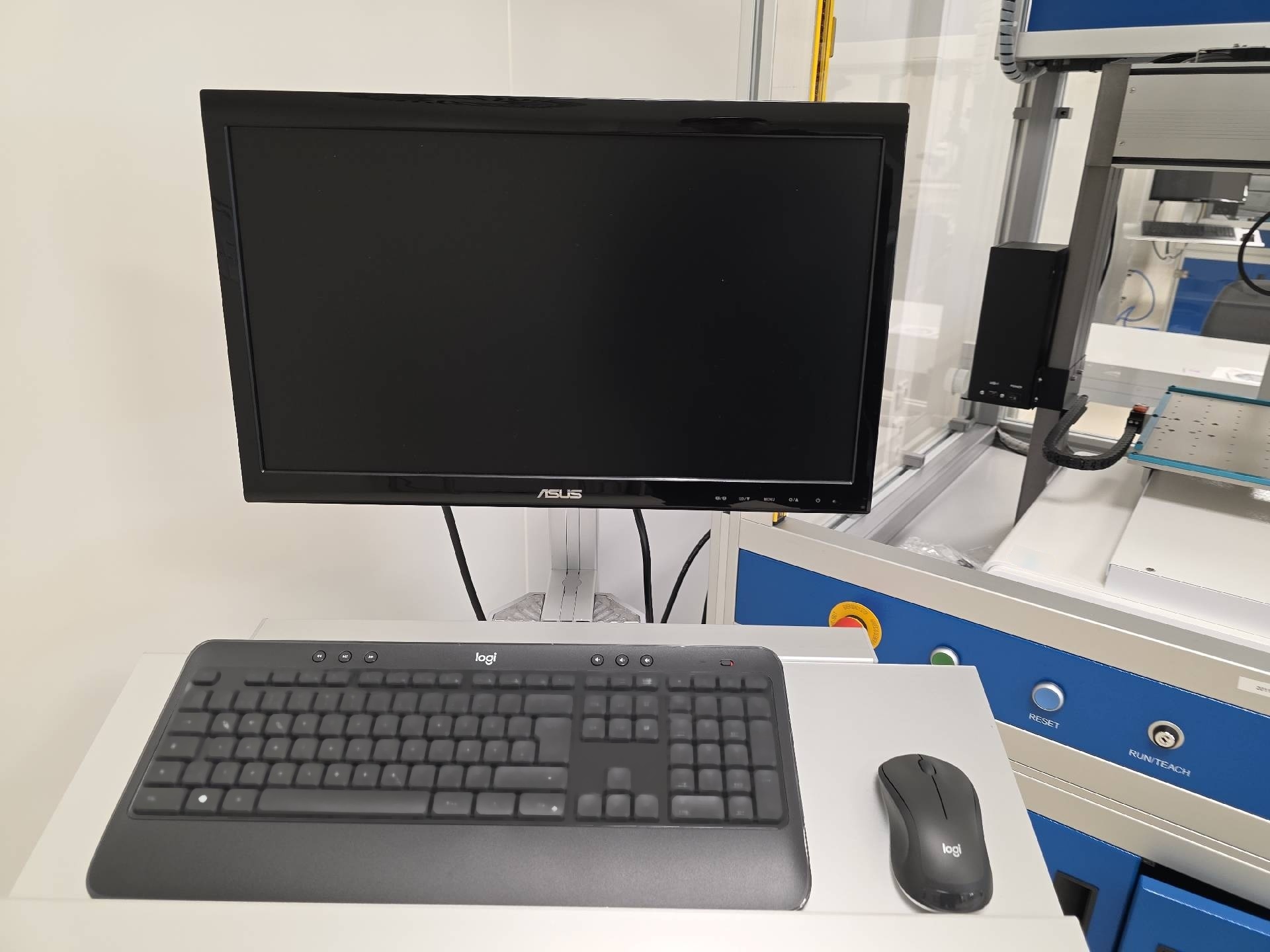 Photo Used VARIOUS Lot of equipment For Sale