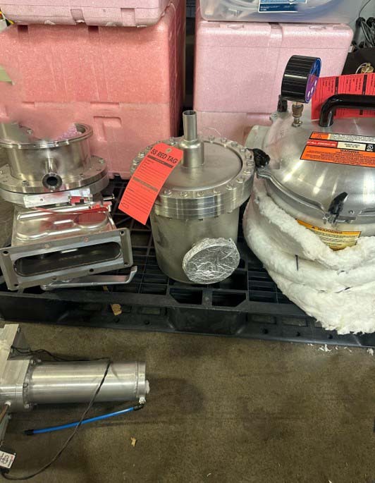 Foto Verwendet VARIOUS Lot of equipments Zum Verkauf