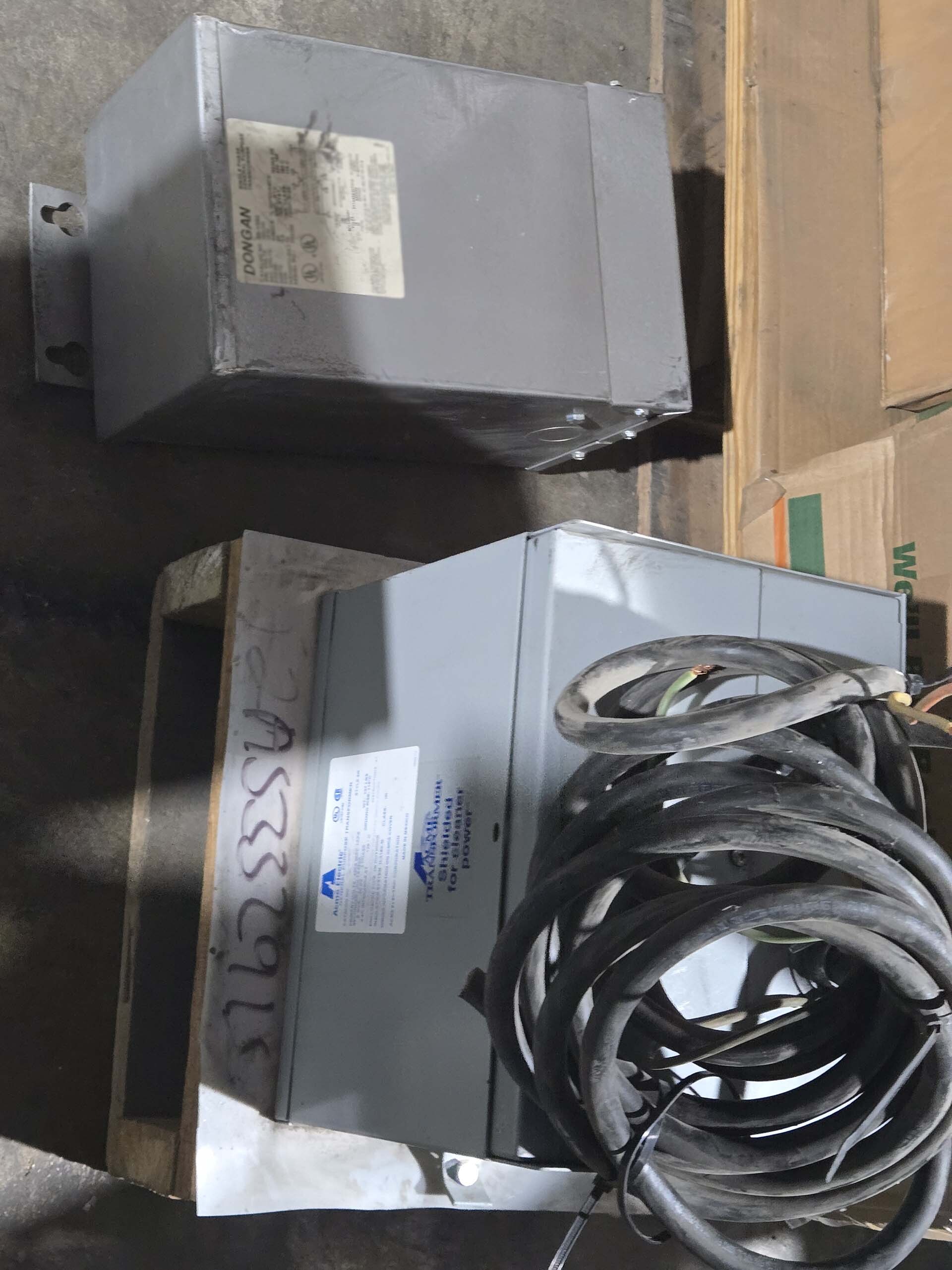 Foto Verwendet VARIOUS Lot of lab equipment and accessories Zum Verkauf