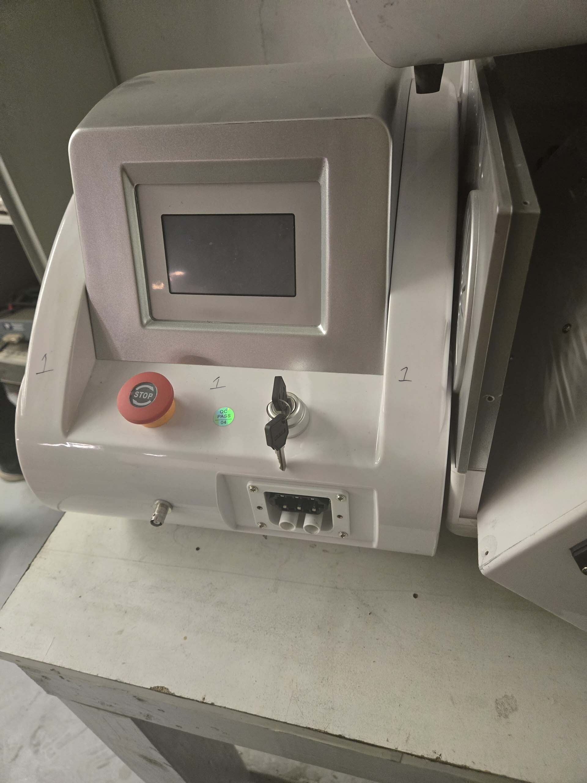 Foto Verwendet VARIOUS Lot of lab equipment and accessories Zum Verkauf