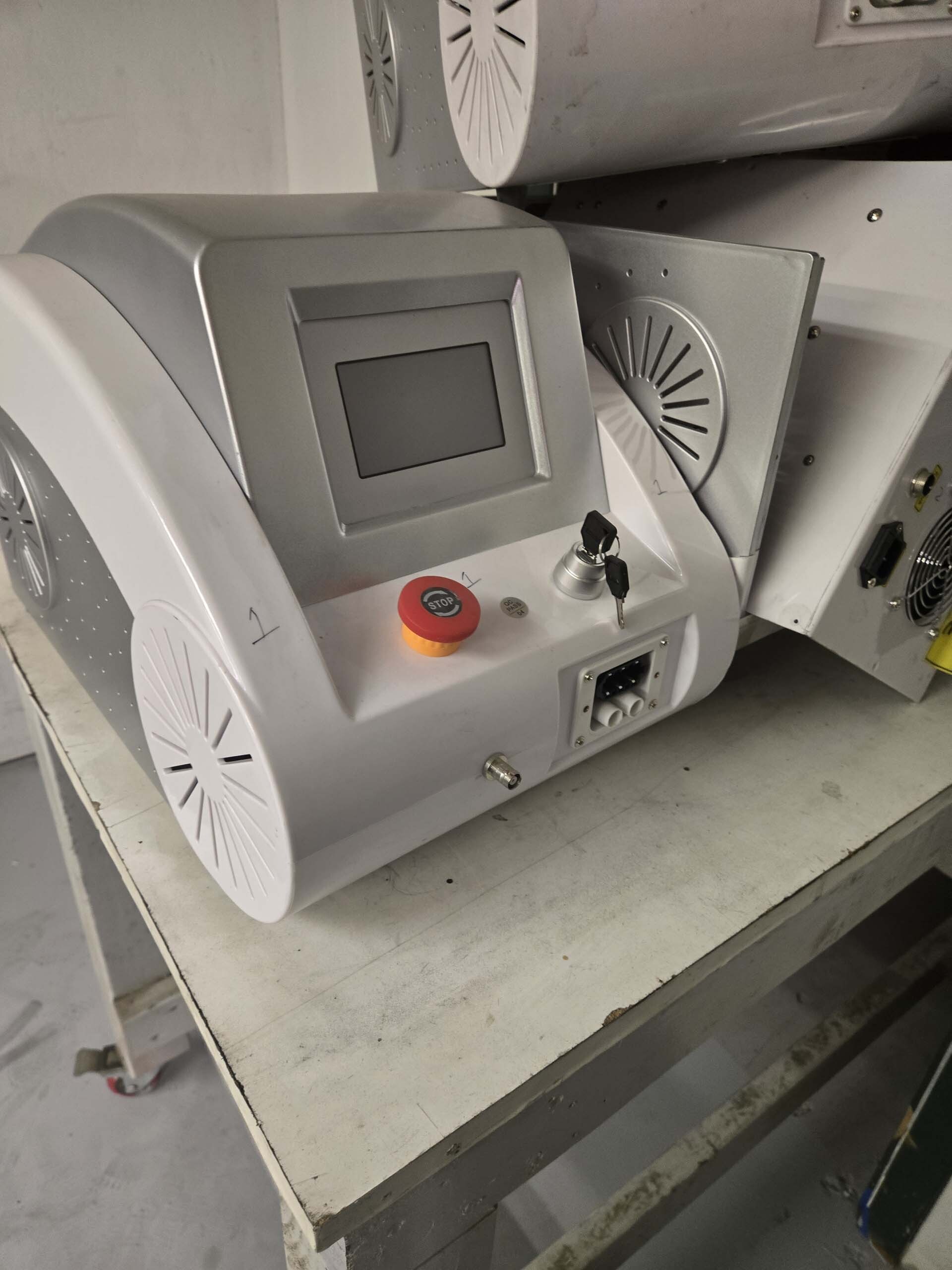 Foto Verwendet VARIOUS Lot of lab equipment and accessories Zum Verkauf